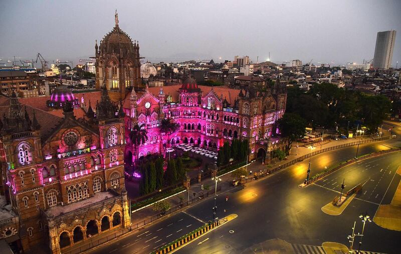This picture taken on April 11, 2020 shows the the Chhatrapati Shivaji Terminus illuminated among deserted roads during a government-imposed nationwide lockdown as a preventive measure against the COVID-19 coronavirus, in Mumbai.  / AFP / Sujit Jaiswal
