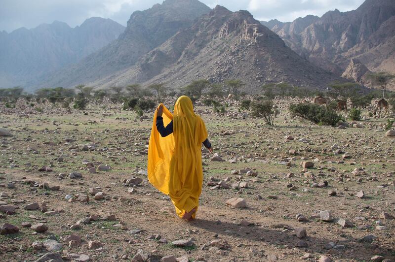 A woman visiting from Shalateen walks by the mountains. (Given their conservative customs, the indigenous women of the mountain were uncomfortable being photographed.) A photo essay profiling the Gabal Elba Protected Area (GEPA) in Egypt's Red Sea governorate, along the borders with Sudan Photo by Jihad Abaza