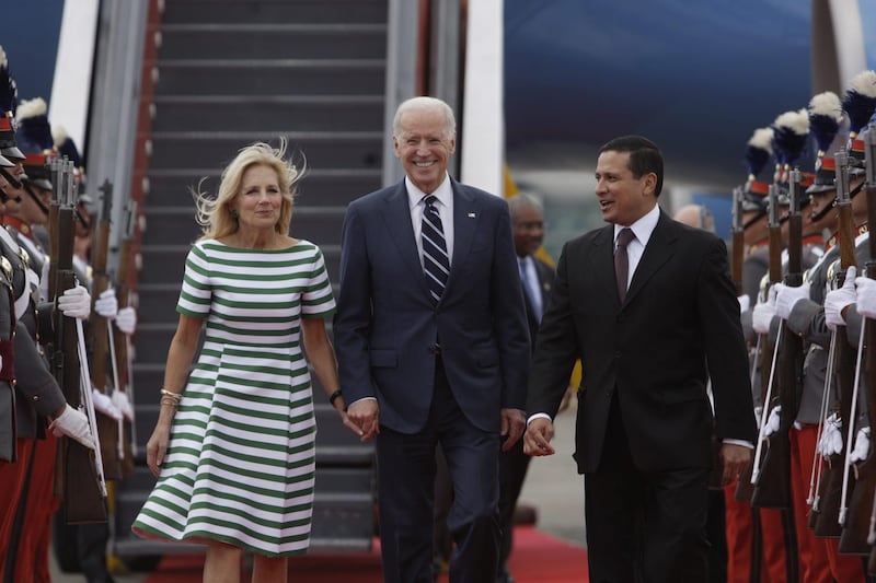epa04644960 US vice president Joe Biden (C) and his wife Jill Biden (L) are welcomed by Guatemalan minister of Foreign Affairs Carlos Morales (R) at Guatemala City, Guatemala, 02 March 2015. Biden is on a two-day official visit to Guatemala, where he will meet presidents of Central America North Triangle to talk about a plan of the Prosperity Alliance to tackle immigration.  EPA/Saúl Martínez