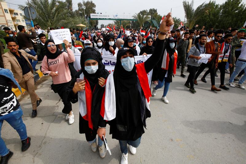 Iraqi demonstrators wear protective face masks, following the outbreak of the new coronavirus, during ongoing anti-government protests in Najaf, Iraq February 24, 2020. REUTERS/Alaa al-Marjani