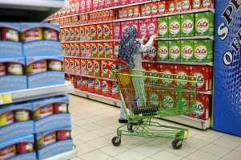 Abu Dhabi, UAE - October 19, 2008 - A grocery shopper looks at laundry detergent at  Lulu Hypermarket. (Nicole Hill / The National) *** Local Caption ***  NH Lulu01.jpgNH Lulu01.jpg