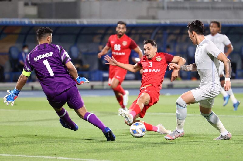 Hilal's goalkeeper Abdullah al-Mayouf (L) vies for the ball with Shabab's midfielder Carlos Eduardo (C) during the AFC Champions League group A match between UAE's Shabab Al-Ahli and Saudi's Al-Hilal on April 18, 2021, at the Prince Faisal Bin Fahd football stadium in the Saudi capital of Riyadh. / AFP / Fayez Nureldine
