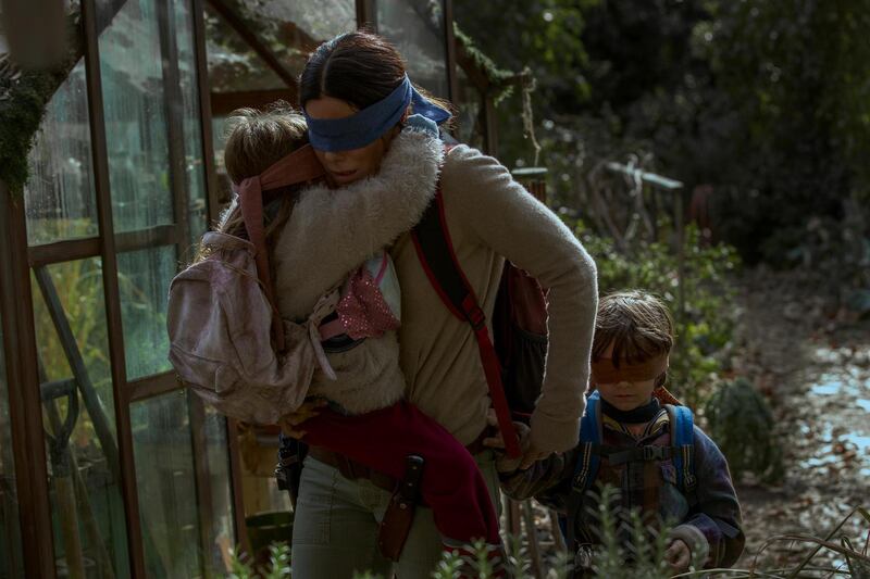 Vivien Lyra Blair, Sandra Bullock, Julian Edwards in Bird Box. Saeed Adyani / Netflix