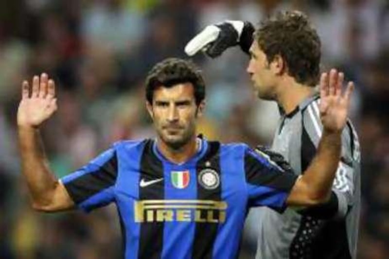 Dutch goal keeper Maarten Stekelenburg (R) from Ajax points to Luis Figo from Internazionale during the Amsterdam Tournament 2008 in the Amsterdam Arena on August 9, 2008. AFP PHOTO /ANP PHOTO KOEN VAN WEEL netherlands out - belgium out