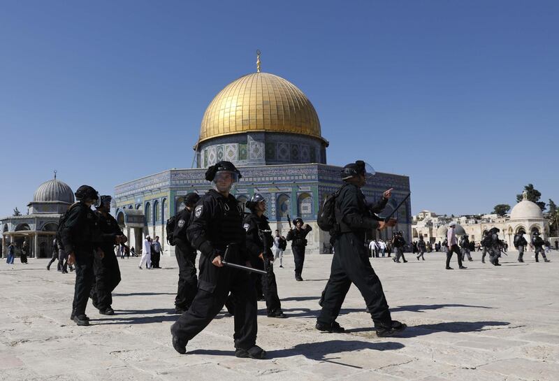 TOPSHOT - Israeli security forces walk past the Dome of the Rock mosque as they arrive at the Al-Aqsa mosques compound in the Old City of Jerusalem on August 11, 2019, as clashes broke out during the overlapping Jewish and Muslim holidays of Eid al-Adha and the Tisha B'av holiday inside the historic compound which is considered the third-holiest site in Islam and the most sacred for Jews, who revere it as the location of the two biblical-era temples. The compound, which includes the Al-Aqsa mosque and the Dome of the Rock, is one of the most sensitive sites in the Israeli-Palestinian conflict. 
 / AFP / Ahmad GHARABLI
