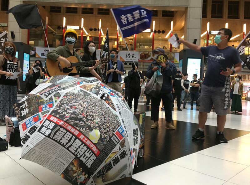 Protesters holding banners in support of Hong Kong pro-democracy demonstrators attend a rally against the Chinese government’s newly announced national security legislation for Hong Kong, at Taipei main train station in Taiwan May 23, 2020. REUTERS/Ben Blanchard