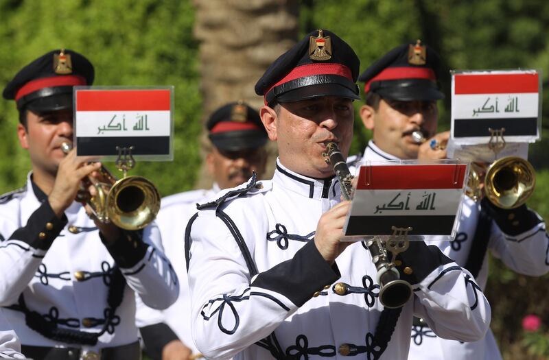 An Iraqi army honour guard performs during a welcome ceremony for the French defence minister in Baghdad on August 27, 2020. Florence Parly held talks in Baghdad today, pledging continued support for Iraq's fight against remnants of the Islamic State group. / AFP / AHMAD AL-RUBAYE
