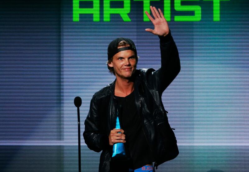 Avicii accepts the favorite electronic dance music artist award at the 41st American Music Awards in Los Angeles, California November 24, 2013.  REUTERS/Lucy Nicholson (UNITED STATES - TAGS: ENTERTAINMENT) (AMA-SHOW)