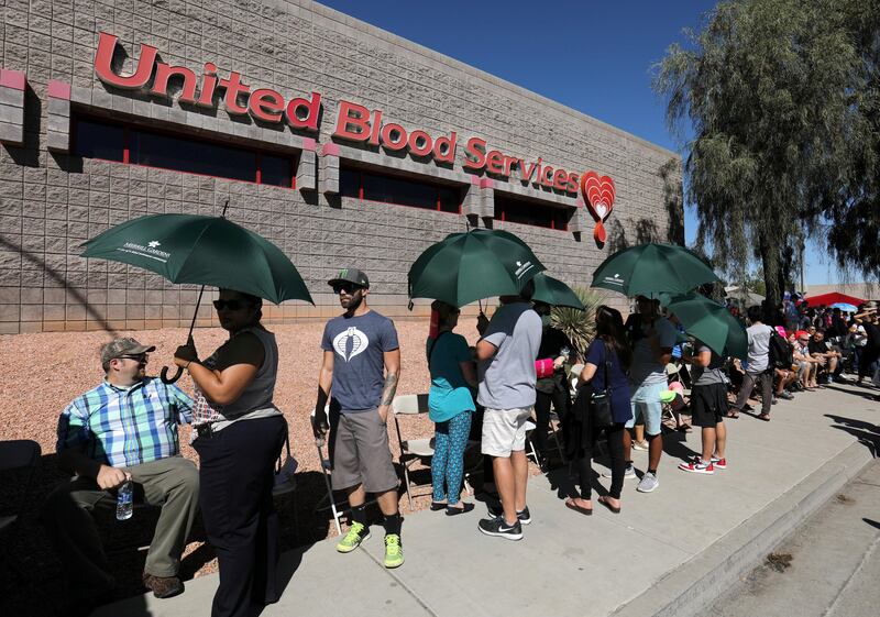 Hundreds of people queue to donate blood following the mass shooting at the Route 91 music festival in Las Vegas, Nevada, U.S., October 2, 2017.  REUTERS/Mike Blake