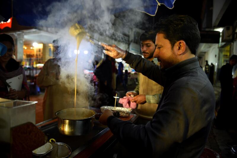 Pakistani people gather to drink tandoori tea in clay pots at a market in Islamabad. It's a cuppa like no other. Every evening in Islamabad a crowd arrives at Sanaullah's street stall to taste his "tandoori chai" - milk tea served in terracotta mugs, still hot from his traditional oven. The old-fashioned cups are placed directly inside the tandoor, where they are baked at high temperatures. Photo: AFP