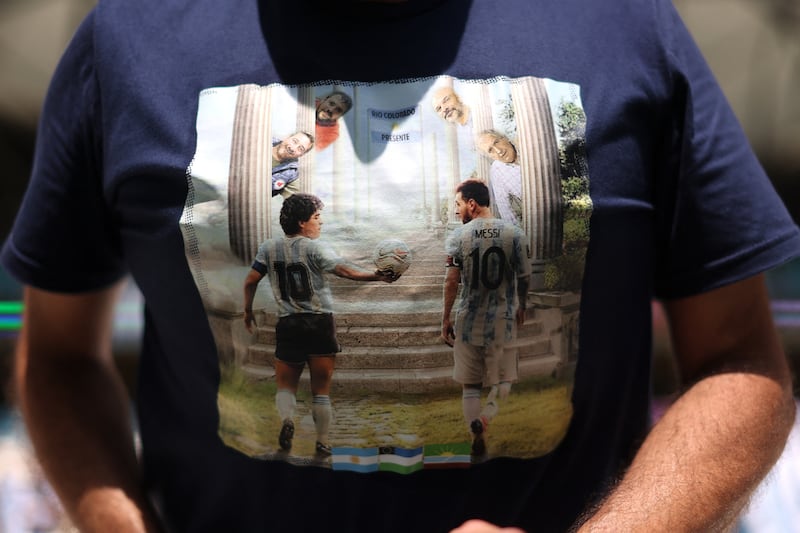 A supporters wears a shirt featuring Argentina's two greatest players, Diego Maradona and Lionel Messi. Photo: Reuters

