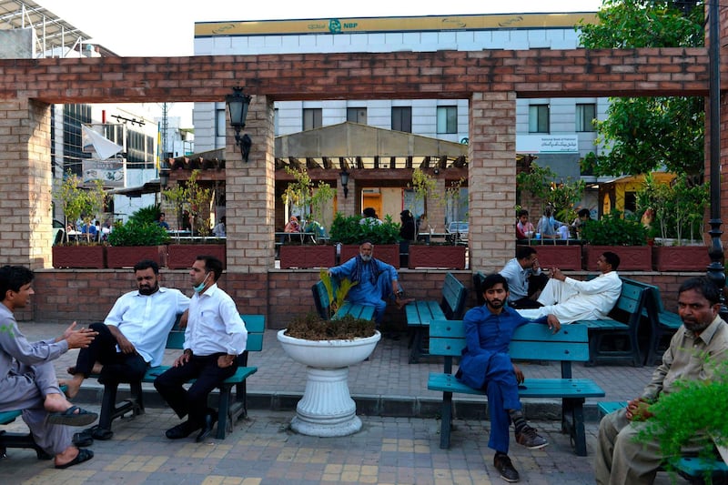 People sit at Pindi Food Street in Rawalpindi on June 2, 2020.      Pakistan's Prime Minister Imran Khan announced on June 1 his government would end several months of coronavirus restrictions, even as it emerged cases of the disease are likely many times higher than previously thought. / AFP / Farooq NAEEM
