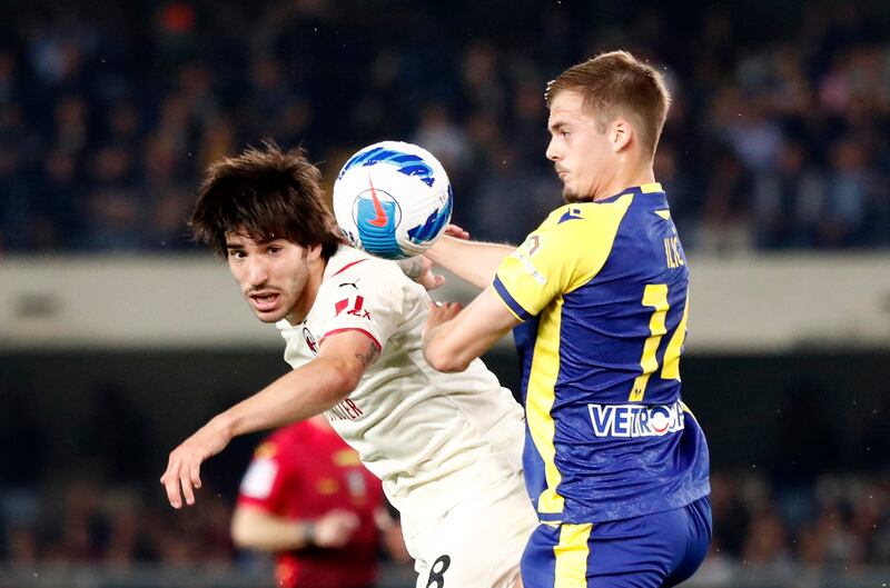 Soccer Football - Serie A - Hellas Verona v AC Milan - Stadio Marc'Antonio Bentegodi, Verona, Italy - May 8, 2022 AC Milan's Sandro Tonali in action with Hellas Verona's Ivan Ilic before he scores their first goal but it is then disallowed after a VAR review REUTERS / Alessandro Garofalo