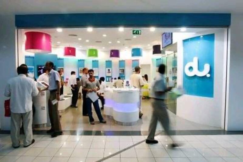 Customers line up at the du service store in Khaleej Centre in Bur Dubai ahead of the deadline to re-register their SIM cards by 16 October 2012.