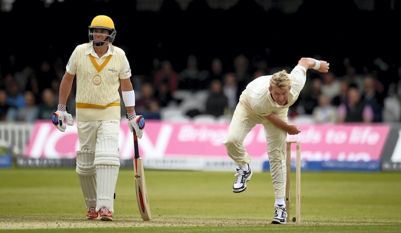 MCC's Brett Lee bowls as the Rest of the World's captain Shane Warne (L) looks on during a cricket match to celebrate 200 years of Lord's at Lord's cricket ground in London July 5, 2014.  REUTERS/Philip Brown (BRITAIN - Tags: SPORT CRICKET ANNIVERSARY)