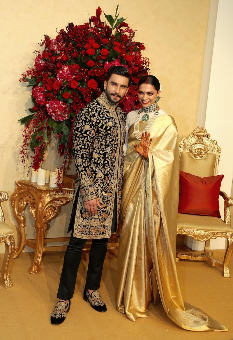 epa07181676 Newlyweds Bollywood actor Ranveer Singh (L) and Bollywood actress Deepika Padukone (R) pose for the photographs during their wedding reception in Bangalore, India, 21 November 2018. The newly married couple hosted their first wedding reception for friends and extended family in the city.  EPA-EFE/JAGADEESH NV
