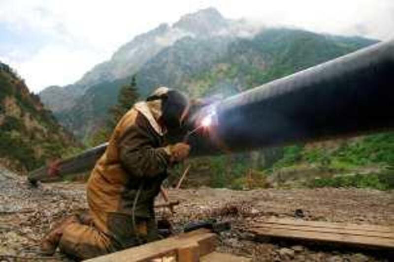 A worker welds a gas pipe line in the mountains near the settlement of Buron, 85 km (52.8 miles) from the regional main city of Vladikavkaz in southern Russia, June 17, 2009. Russia's Gazprom transgaz Stavropol is constructing the top high mountain Dzuarikau-Tskhinval gas pipeline with its top spot located 3,200 meters (10 498 feet) above sea level, according to the company's officials.  REUTERS/Eduard Korniyenko  (RUSSIA ENERGY BUSINESS POLITICS IMAGES OF THE DAY)