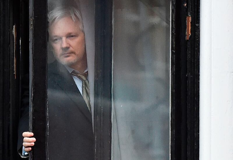 (FILES) This file photo taken on February 05, 2016 shows WikiLeaks founder Julian Assange coming out onto the balcony of the Ecuadorian embassy to address the media in central London.
A British court is to decide February 6, 2018, whether to lift a UK arrest warrant for Julian Assange, potentially paving the way for the WikiLeaks founder to leave the Ecuadorian embassy in London where he has spent the last five years.ecuador
 / AFP PHOTO / BEN STANSALL