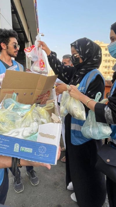 Volunteers from Joy of Youth in Jeddah distribute iftar meals before maghrib prayers. Photo: Joy of Youth