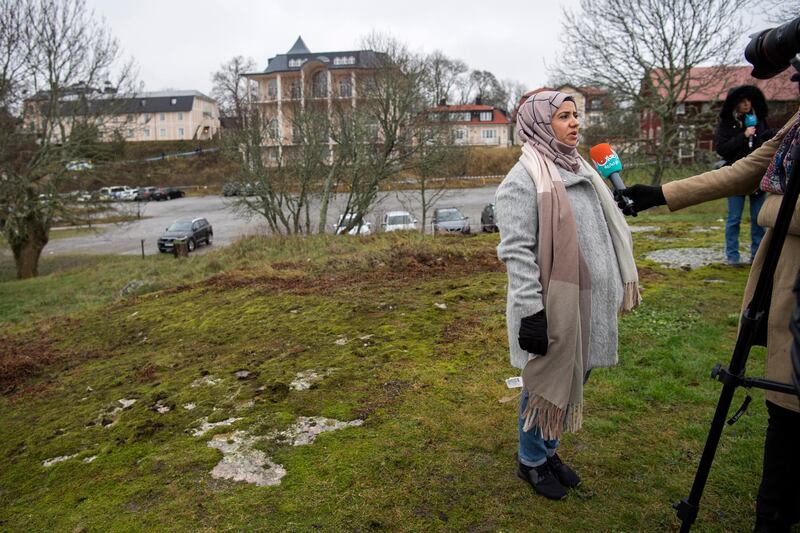 epa07216679 Rana Ghanem (L), member of a Yemeni government delegation, speaks to journalists during the ongoing peace talks on Yemen held at the Johannesberg Castle, in Rimbo, 50km north of Stockholm, Sweden, 08 December 2018. The UN-brokered talks in Rimbo between Yemen's government and the Houthi rebels will be the first since 2016.  EPA/HENRIK MONTGOMERY  SWEDEN OUT