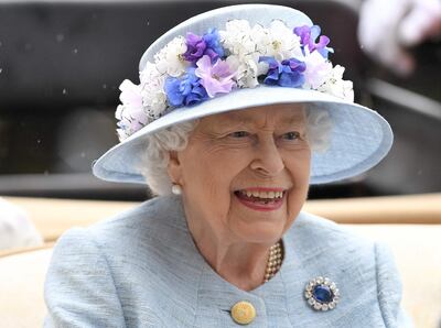 TOPSHOT - Britain's Queen Elizabeth II arrives by carriage on day two of the Royal Ascot horse racing meet, in Ascot, west of London, on June 19, 2019.  The five-day meeting is one of the highlights of the horse racing calendar. Horse racing has been held at the famous Berkshire course since 1711 and tradition is a hallmark of the meeting. Top hats and tails remain compulsory in parts of the course while a daily procession of horse-drawn carriages brings the Queen to the course.  / AFP / Daniel LEAL-OLIVAS
