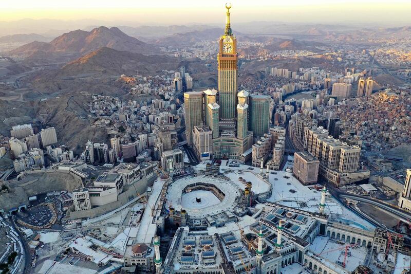 An aerial view shows the Great Mosque and the Mecca Tower,  deserted on the first day of the Muslim fasting month of Ramdan, in the Saudi holy city of Mecca, on April 24, 2020, during the novel coronavirus pandemic crisis. / AFP / BANDAR ALDANDANI
