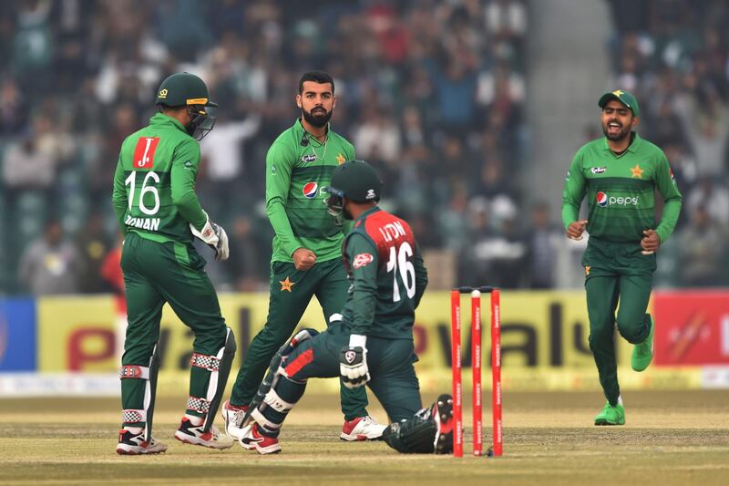 Pakistan's bowler Shadab Khan (2L) reacts after the dismissal of Bangladesh's batsman Liton Kumar Das (C) during the second T20 international cricket match of a three-match series between Pakistan and Bangladesh, at Gaddafi Cricket Stadium in Lahore on January 25, 2020.  / AFP / ARIF ALI
