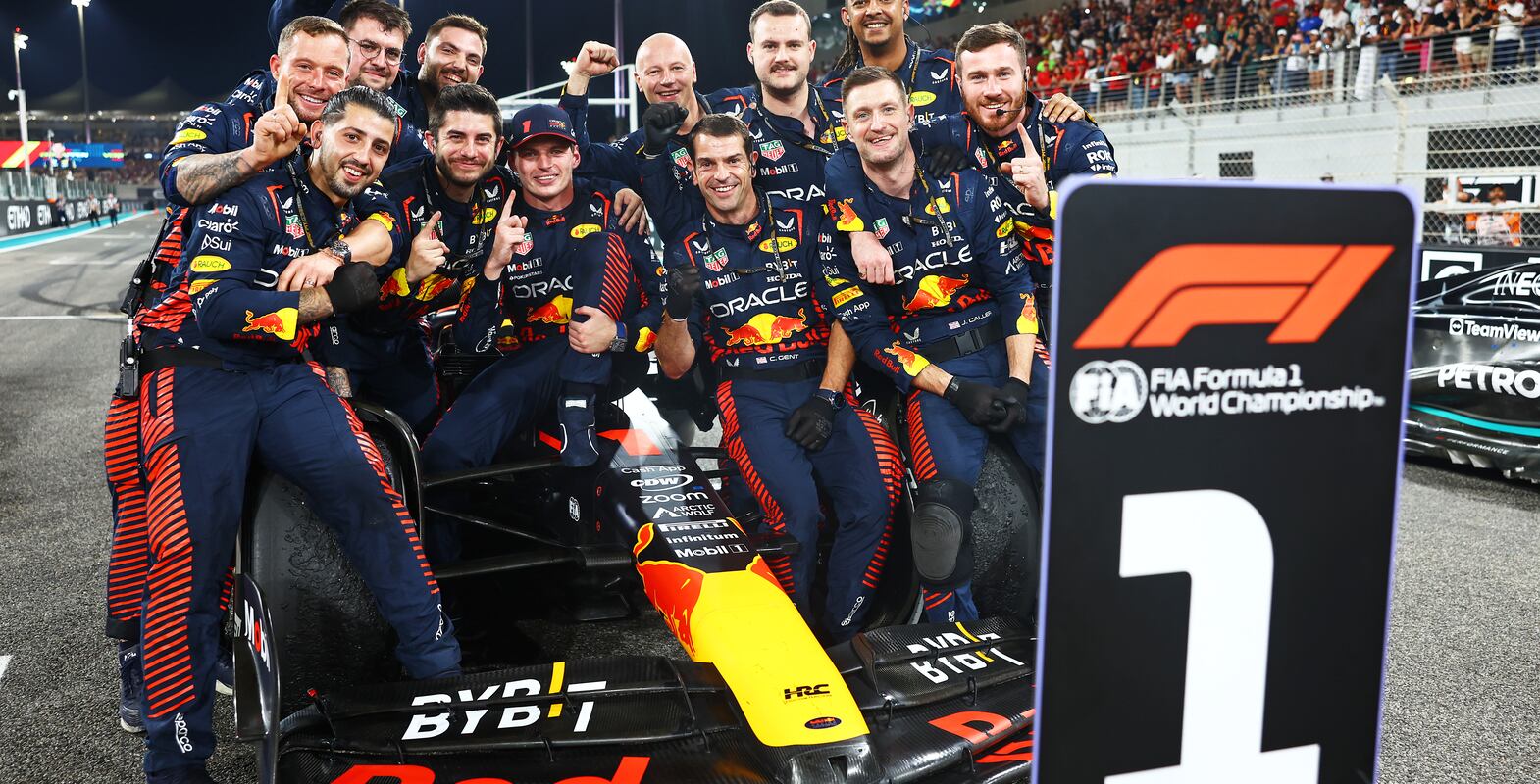 ABU DHABI, UNITED ARAB EMIRATES - NOVEMBER 26: Race winner Max Verstappen of the Netherlands and Oracle Red Bull Racing poses for a photo with his team in parc ferme during the F1 Grand Prix of Abu Dhabi at Yas Marina Circuit on November 26, 2023 in Abu Dhabi, United Arab Emirates. (Photo by Mark Thompson / Getty Images)