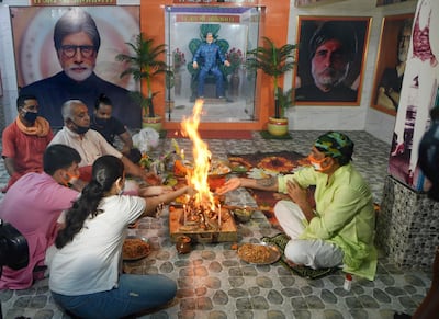 epa08541759 Fans of Bollywood actor Amitabh Bachchan offer a special prayer for his health and speedy recovery next to an effigy of the actor in Kolkata, eastern India, 12 July 2020. According to media reports, Amitabh Bachchan, 77, and his son Abhishek have tested positive for coronavirus and have been admitted to a hospital in Mumbai.  EPA-EFE/STR