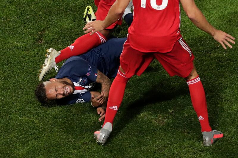 Bayern Munich's German midfielder Leon Goretzka (right) and Serge Gnabry foul Neymar. AFP