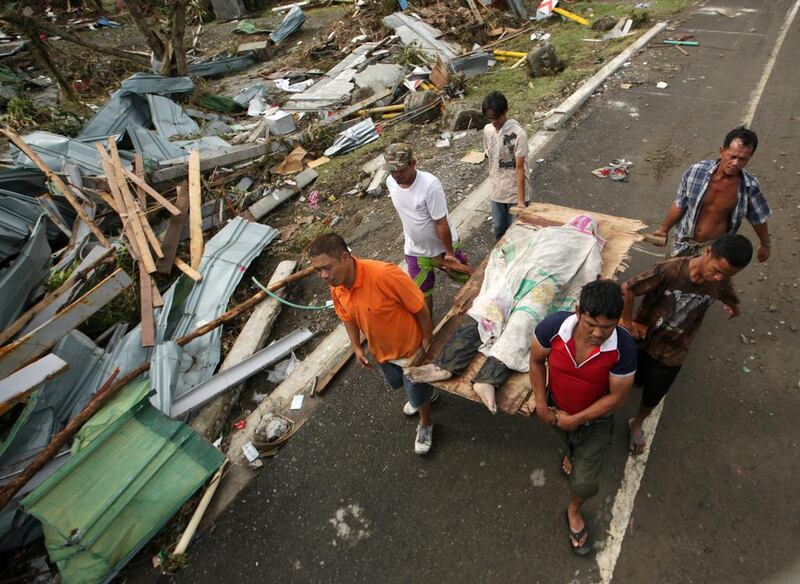 Filipinos carry a victim in the super typhoon devastated city of Tacloban

EPA/FRANCIS R.  MALASIG