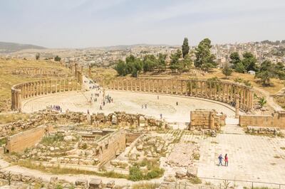 P9K6NW JERASH, JORDAN - APRIL 25, 2016: Roman Oval Forum in the Roman city of Jerash, Jordan. Hilda Weges / Alamy Stock Photo