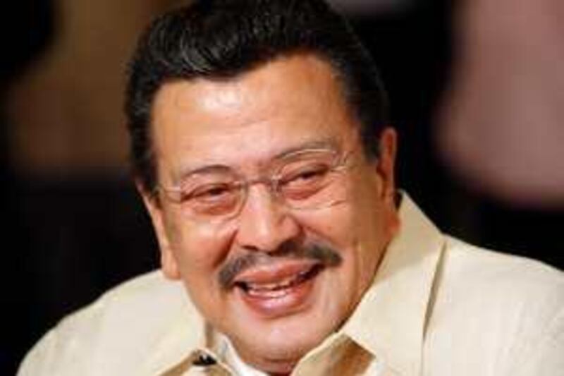 Former Philippine President Joseph Estrada smiles during a news forum in Manila January 14, 2008. Estrada, who was released from jail last year, said on Monday he will defer to the Supreme Court decision on whether he can run again in the 2010 presidential elections. REUTERS/Romeo Ranoco  (PHILIPPINES)