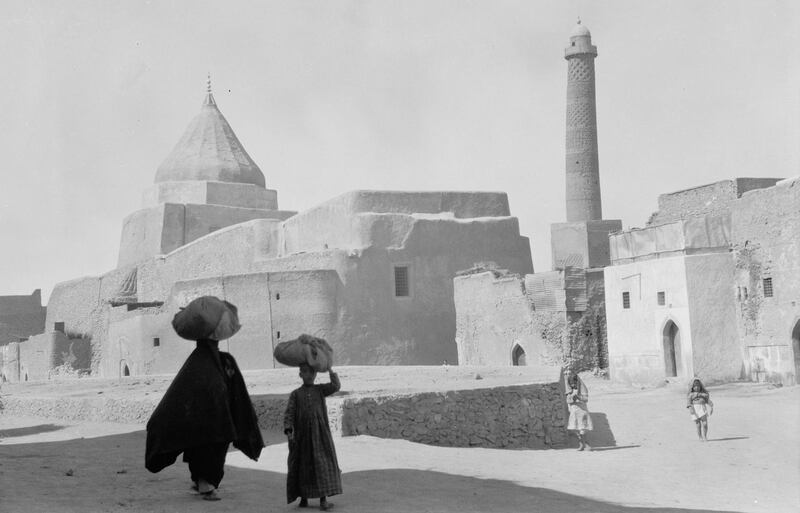 GJKMT8 Ancient Mosul, a Yezidi shrine to the left and the Nouri Mosque minaret to the right. Alamy