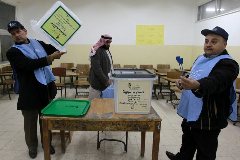 Electoral officials show an empty ballot box before the box is sealed prior to voting at a poll station in Amman January 23, 2013. Polling stations opened on Wednesday in Jordanian elections boycotted by the Muslim Brotherhood, which says the electoral system is rigged in favour of tribal areas and against the large urban centres. Eyewitnesses reported queues of about a dozen people apiece at several polling stations across the kingdom just before the polls opened at 7 a.m. (0400 GMT).  REUTERS/Muhammad Hamed (JORDAN - Tags: POLITICS ELECTIONS) *** Local Caption ***  AMM51_JORDAN-ELECTI_0123_11.JPG