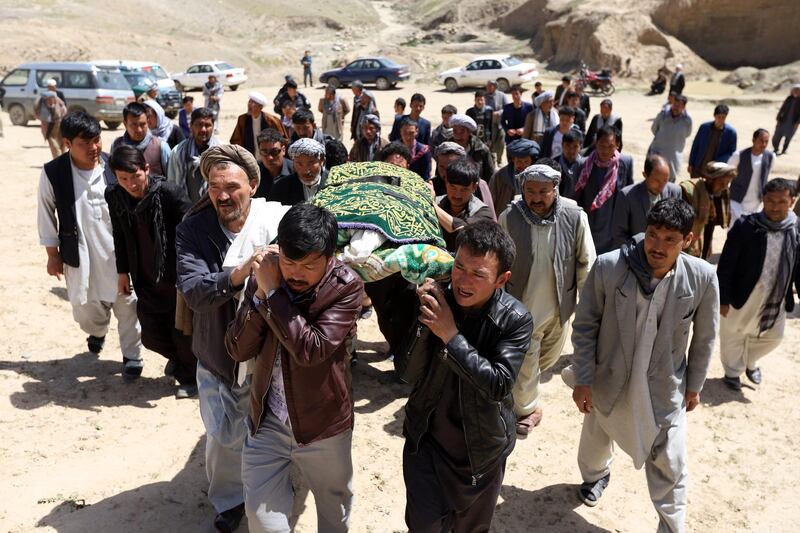 epa06686654 People attend the funeral of one of the victims a day after a suicide bomb attack at a voter registration center in Kabul, Afghanistan, 23 April 2018. At least 57 people were killed and 119 injured on 22 April, in a suicide attack on a voter registration center in western Kabul, government sources said.  EPA/JAWAD JALALI