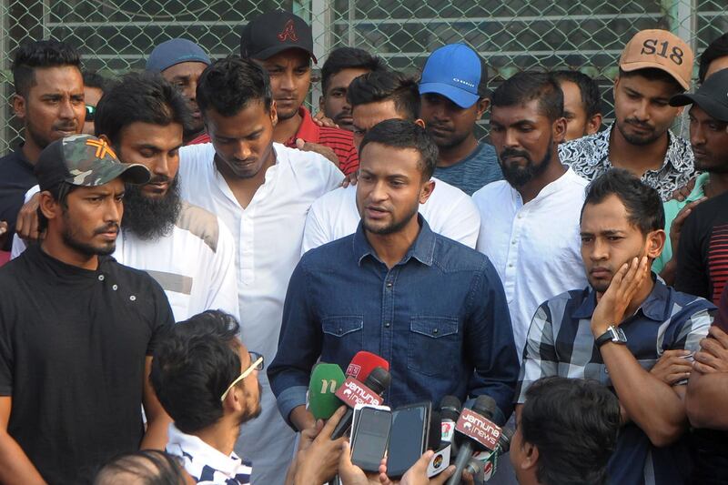 Bangladesh national cricket team captain Shakib Al Hasan (C) speaks with journalist next to teammate Mushfiqur Rahim (R) at the Sher-e-Bangla National Stadium, in Dhaka on October 21, 2019.  Bangladesh cricketers including the members of the Bangladesh national squad called an unprecedented strike on October 21 demanding sweeping pay hike, effectively putting the team's next month's tour of India in jeopardy. / AFP / STR
