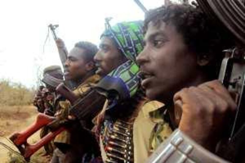 Oromo Liberation Front (OLF) rebels from the front-line hold their weapons as they return to their training camp in southern Ethiopia, near the border town of Moyale, July 18, 2009. The group consists of armed rebels fighting for greater autonomy in ethnically Oromo parts of the vast Horn of Africa nation. Picture taken July 18, 2009. REUTERS/Yaska (ETHIOPIA CONFLICT POLITICS)