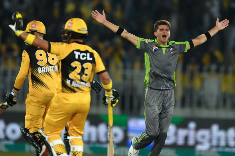 Lahore Qalandars' Shaheen Shah Afridi (R) makes an appeal against Peshawar Zalmi' Tom Banton during the Pakistan Super League (PSL) T20 cricket match between Peshawar Zalmi and Lahore Qalandars at the Rawalpindi Cricket Stadium in Rawalpindi on February 28, 2020. (Photo by Aamir QURESHI / AFP)