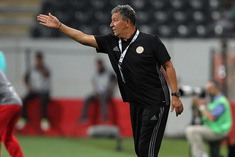 Al-Jazira's Dutch coach Henk ten Cate instructs his players during their AFC Champions League group B football match between Qatar's Lekhwiya and UAE's Al-Jazira on April 25, 2017, at the Mohammed Bin Zayed stadium in Abu Dhabi.   / AFP PHOTO / NEZAR BALOUT