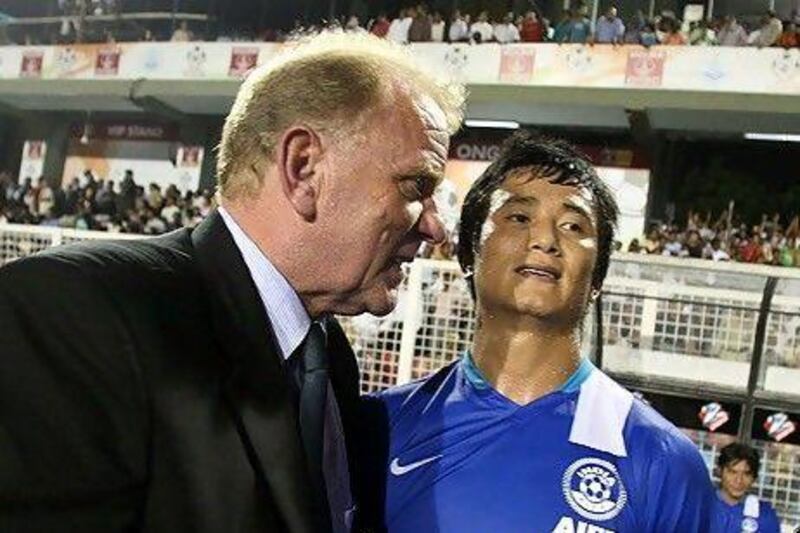 Bob Houghton, left, seen here in a picture taken in 2007 with Baichung Bhutia, was coach of the India football team for five years. Manan Vatsyayana / AFP