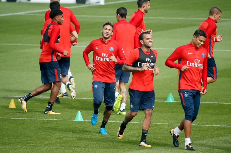 Paris Saint-Germain's Neymar, centre, warms up during a training session. Etienne Laurent / EPA