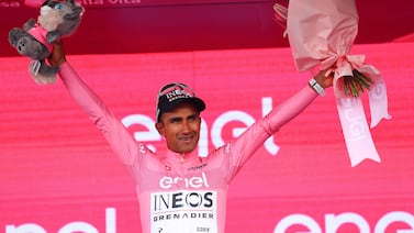 Team Ineos' Ecuadorian Jhonatan Narvaez celebrates on the podium his overall leader's pink jersey, after he won the stage 1 of the Giro d'Italia 2024 cycling race, 140 km between Venaria Reale and Turin on May 4, 2024.  The 107th edition of the Giro d'Italia, with a total of 3400,8 km, departs from Veneria Reale near Turin on May 4, 2024 and will finish in Rome on May 26, 2024.  (Photo by Luca Bettini  /  AFP)