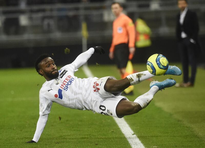 Amiens' Colombian forward Stiven Mendoza dives to play the ball during the French L1 football match between Amiens and Reims on January 15, 2020 at the Licorne Stadium in Amiens. (Photo by FRANCOIS LO PRESTI / AFP)