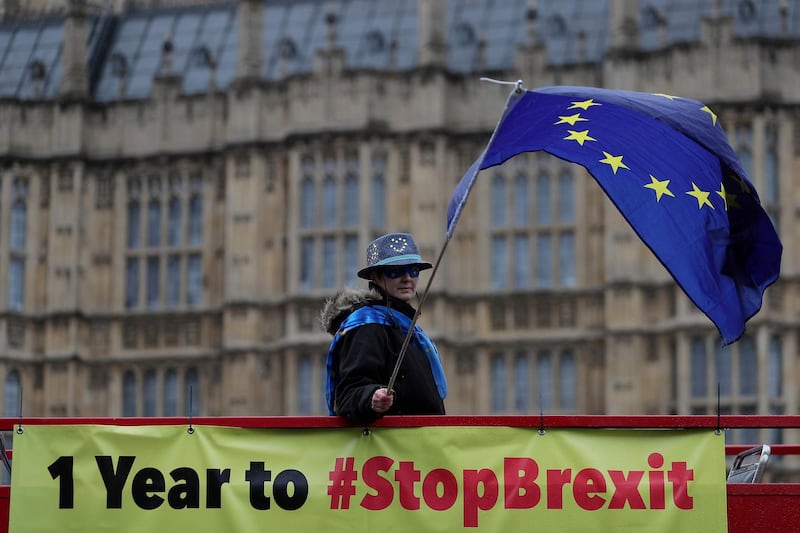 TOPSHOT - Anti-Brexit demonstrators wave European Union flags from the top deck of a bus parked outside the Houses of Parliament in London on March 29, 2018.
British Prime Minister Theresa May kick-started divorce proceedings one year ago, and March 29, 2019, has since been set as the date the UK will leave the bloc. / AFP PHOTO / DANIEL LEAL-OLIVAS