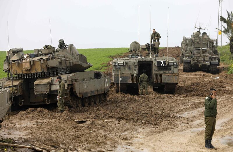 TOPSHOT - Israeli soldiers and their tanks are seen monitoring the area of the southern Israeli kibbutz of Nir Am, near the border with Gaza, on February 18, 2018.
Two Palestinians were killed by Israeli fire, Gaza medical sources said, after four soldiers were wounded in an apparent bomb attack on the border with the Palestinian enclave. The explosion a day earlier and ensuing Israeli air strikes marked one of the most serious escalations in the Hamas-ruled enclave since the Islamist movement and Israel fought a war in 2014.
 / AFP PHOTO / MENAHEM KAHANA