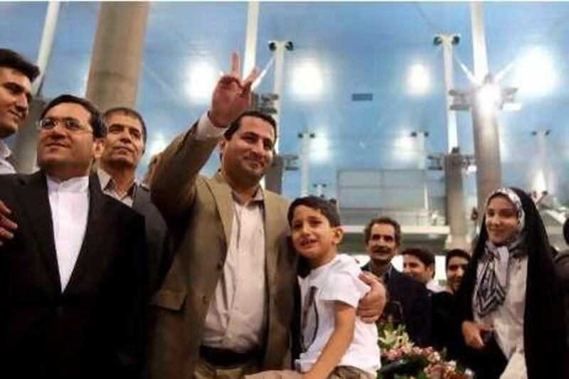 Iranian nuclear scientist Shahram Amiri flashes the victory sign upon his arrival at Imam Khomeini Airport in Tehran on July 15, 2010.  Amiri had gone missing from Saudi Arabia in June 2009 while on a pilgrimage and surfaced in Iran's Interests Section in Washington on July 13, 2010. Iranian officials claim he was kidnapped by the Central Intelligence Agency of the United States. US officials have denied these accusations.   AFP PHOTO / ATTA KENARE *** Local Caption ***  012366-01-08.jpg