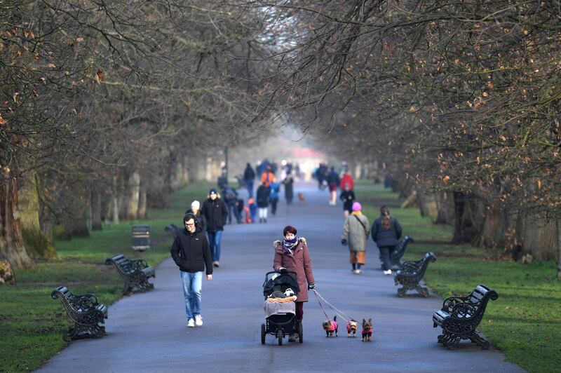 People take their daily excercise in Greenwich Park, south east London on January 23, 2021, during the novel coronavirus COVID-19 pandemic. England has been in a third nationwide lockdown since early this month, with similar restrictions in place in Scotland, Wales and Northern Ireland, where devolved administrations are responsible for health policy. / AFP / DANIEL LEAL-OLIVAS

