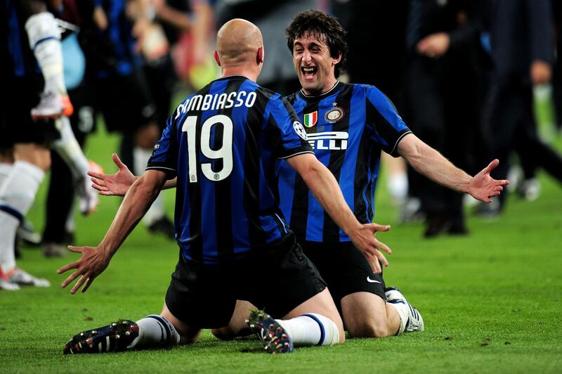 MADRID, SPAIN - MAY 22:  Esteban Cambiasso (L) of Inter Milan celebrates their team's victory with Diego Milito at the end of the UEFA Champions League Final match between FC Bayern Muenchen and Inter Milan at the Estadio Santiago Bernabeu on May 22, 2010 in Madrid, Spain.  (Photo by Shaun Botterill/Getty Images)