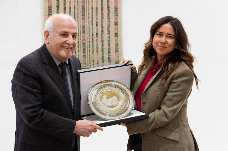 UAE ambassador to the UN Lana Nusseibeh receives the Shield of Palestine from Palestinian envoy Riyad Mansour. Wam